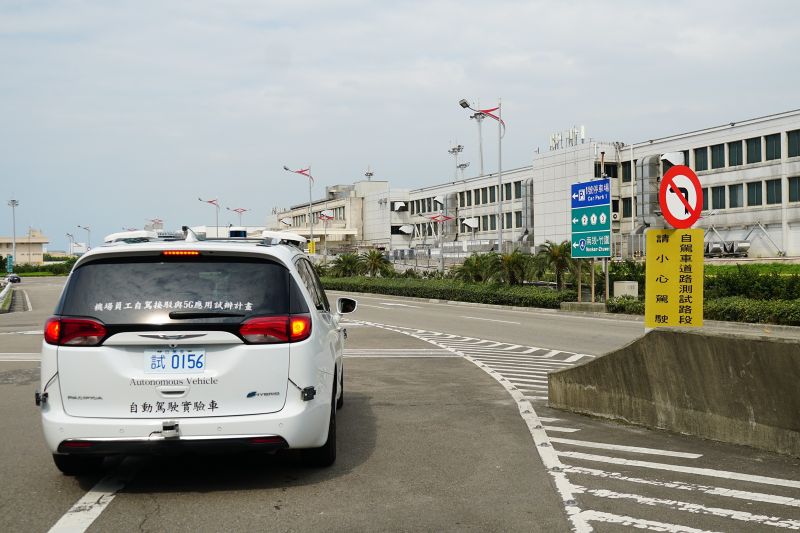 ▲桃園機場「機場自駕接駁驗證」路線從第二航廈為起點，行經第一航廈、航郵中心、航警局及臺北關，全程共4.2公里，自2022年8月啟動測試，至今已累積運行里程逾1,000公里。（圖／機場公司提供）