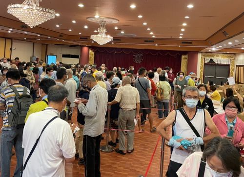 ▲持有中鋼股票1,000股以上之股東：需在2026年3月19日（四）前買進，後可憑委託書兌領股東會紀念品一份。(圖／記者黃守作攝，2023.05.24)