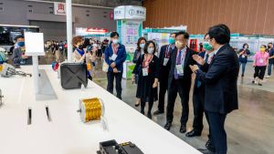 現場貴賓仔細聆聽參展廠商講解 ▲現場貴賓仔細聆聽參展廠商講解(圖/記者林怡孜攝,2023,05,24)