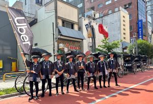 日本雷門相當具有代表性的觀光服務「人力車」,Uber也加入此項叫車服務,但為期間限定並非常態服務。(圖/記者周淑萍攝) ▲日本雷門相當具有代表性的觀光服務「人力車」,Uber也加入此項叫車服務,但為期間限定並非常態服務。(圖/記者周淑萍攝)