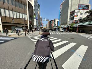 Uber人力車的轎伕會穿上Uber特製的服飾,民眾免費搭乘的同時,也替Uber在日本街上宣傳一波。(圖/記者周淑萍攝) ▲Uber人力車的轎伕會穿上Uber特製的服飾,民眾免費搭乘的同時,也替Uber在日本街上宣傳一波。(圖/記者周淑萍攝)