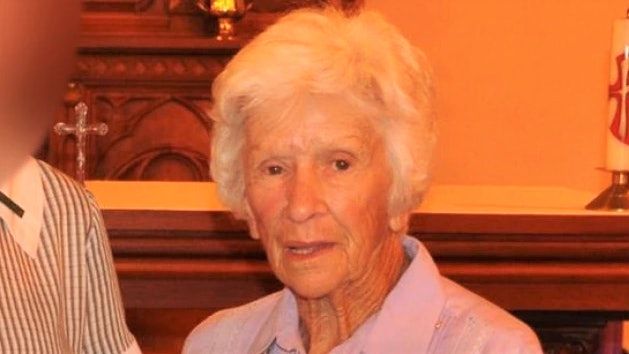 ▲澳洲一位高齡95歲的老婦人諾藍德（Clare Nowland），在養老院內因無故手持牛排刀遭警察用電擊槍制伏，結果重摔導致頭部骨折，最終宣告不治。（圖／翻攝自「9news」網站）