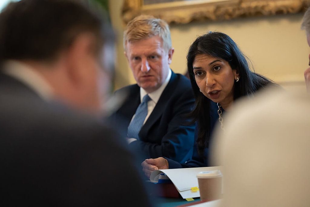 ▲英國政府擬阻絕外籍人士利用學生簽證作為「後門」取得在英國居留和工作的資格，並提高外籍學生攜眷就讀門檻。內政大臣布瑞弗曼（右）23日出席內閣會議後宣布相關政策方針。（圖／英國首相府提供 中央社記者陳韻聿倫敦傳真 112年5月24日）