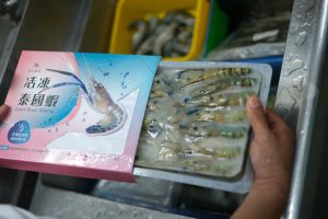 ▲獨家以抗凍肽冷凍技術所保存的冷凍泰國蝦，將於家樂福開始販售，6月有促銷優惠價425元。（圖／花果村國際行銷有限公司提供）