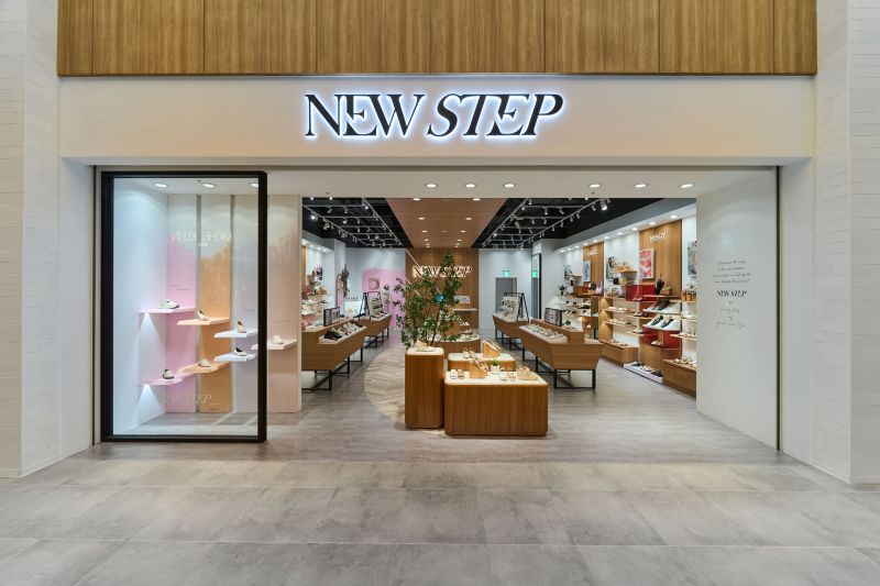 ▲「NEW STEP」複合式女鞋概念店，首店插旗台中LALAPORT北館。（圖／品牌提供）