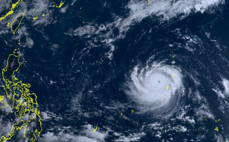 ▲瑪娃颱風預計今（25）日將轉回強颱，隨著最新預測路徑出爐，氣象專家吳德榮示警，其帶來的威脅不容小覷。（圖／向日葵8號衛星）