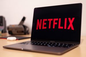 ▲Netflix台灣官方今（24）日宣布，非同住者每月將額外收取100元月費。（示意圖／取自pexels）Netflix台灣官方今（24）日宣布，非同住者每月將額外收取100元月費。（示意圖／取自pexels）