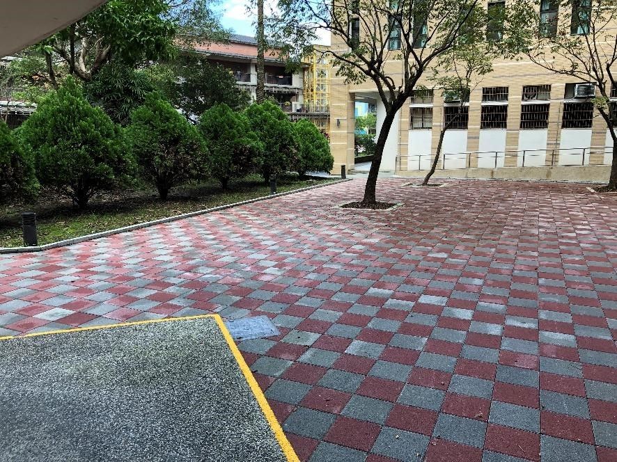 ▲羅東高工勤學樓與游藝樓連接處埋設陰井及地下排水管路，地坪整體墊高並調整高程及洩水坡度，使雨水宣洩更順暢，改善淹水問題。（圖／教育部提供）