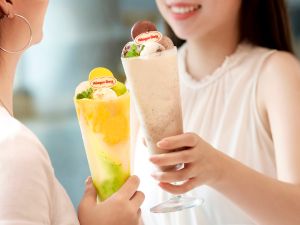 ▲頂級冰淇淋Häagen-Dazs首度推出5款馬卡龍冰淇淋凍飲。（圖／Häagen-Dazs提供）