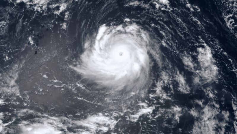 ▲強颱瑪娃持續朝西移動，接近台灣後將往北轉向，可能成為17年來首顆在5月侵台的颱風。（圖／中央氣象局提供）