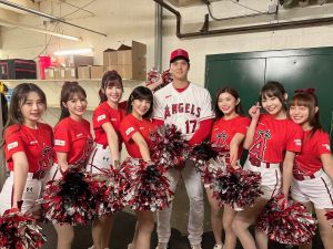 ▲大谷翔平跟樂天女孩林襄等人合影,大谷也十分有禮貌跟大家握手。(圖/樂天桃猿提供) ▲大谷翔平跟樂天女孩林襄等人合影,大谷也十分有禮貌跟大家握手。(圖/樂天桃猿提供)