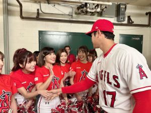 ▲大谷翔平跟樂天女孩林襄等人合影,大谷也十分有禮貌跟大家握手。(圖/樂天桃猿提供) ▲大谷翔平跟樂天女孩林襄等人合影,大谷也十分有禮貌跟大家握手。(圖/樂天桃猿提供)