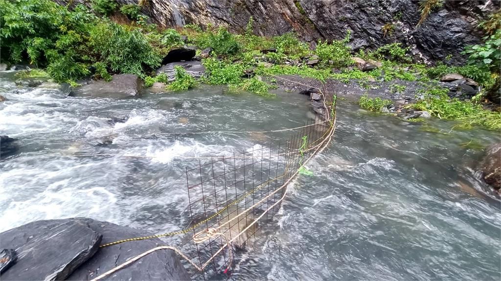 ▲飛龍瀑布山洪失蹤者，今（25）日搜救人員透過空拍機，尋獲2具大體。（圖／翻攝畫面）