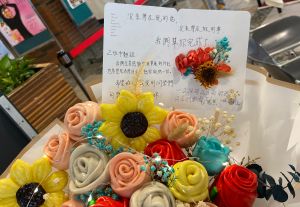 弘光科大生做麵塑玫瑰花束紀念病逝同學
