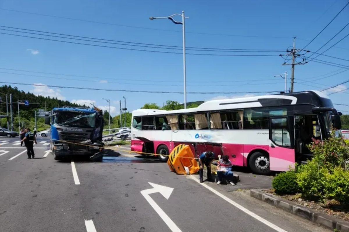 ▲韓國濟州島25日發生一起交通事故，一輛載著台灣遊客的遊覽車遭大卡車衝撞。（圖／濟州消防本部）