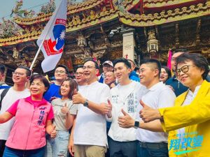 立委非綠整合、老將搭型男 盧秀燕穩紮穩打拚光復台中 ▲楊瓊櫻(左前)基層紮根深,有人建議綠營由雞排妹鄭家純回台中當刺客。(圖/翻攝廖偉翔臉書,2023.05.25)