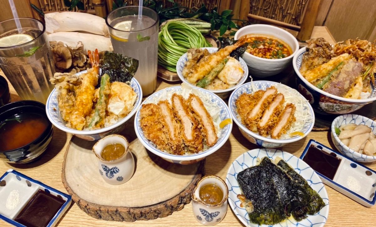 ▲日本東京必吃天丼金子半之助，推出必勝咖哩豬排雙饗丼及野菜麻婆天丼，憑學生證、准考證、面試單，完成官方IG指定任務，可享免費升級套餐、主餐77折、雙人套餐88折優惠。（圖／蕭涵云）