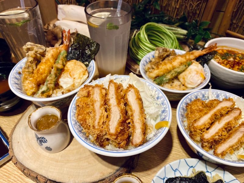 ▲必勝「咖哩豬排雙饗丼」，一次吃到日本三大名物料理，天婦羅、日式咖哩、炸豬排。（圖／蕭涵云）