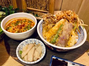 憑學生證、面試單77折!金子半之助「咖哩豬排丼」優惠 爽吃32天 ▲「野菜麻婆天丼」香辣下飯。(圖/蕭涵云)
