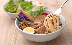憑學生證、面試單77折!金子半之助「咖哩豬排丼」優惠 爽吃32天 ▲北海道Suage湯咖哩主打「可以喝的咖哩」,全新烏龍麵系列,選用日本讚岐烏龍麵,泡進湯咖哩內也不會軟爛。(圖/慕里諾國際餐飲)