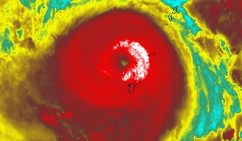 ▲瑪娃颱風今早重返強颱時，一度出現颱風眼成愛心狀的情況，不過其威力還在增強，氣象局最快可能下週一就會發布海警，週末則要注意瘋狗浪。（圖／天氣風險 WeatherRisk臉書）