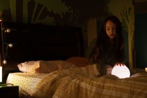 ▲《鬼出櫃》飾演妹妹沙耶爾的薇薇安,隨身攜帶「鏡面球」保命。(圖/二十世紀影業) ▲《鬼出櫃》飾演妹妹沙耶爾的薇薇安,隨身攜帶「鏡面球」保命。(圖/二十世紀影業)