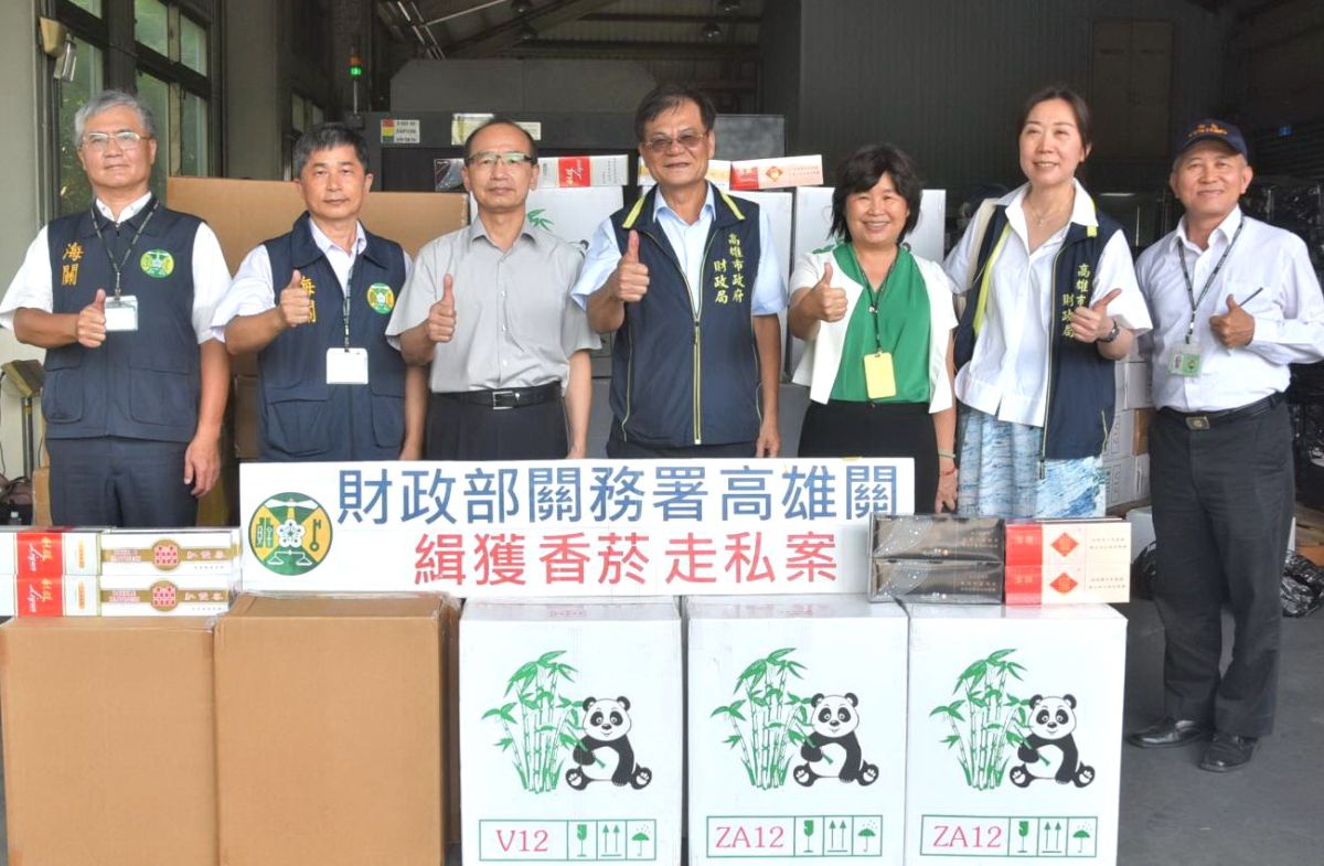 ▲財政部關務署高雄關緝獲轉口貨櫃匿藏市價逾3千萬元菸品。(圖／記者黃守作攝，2023.05.25)