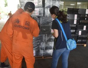 ▲財政部關務署高雄關緝獲轉口貨櫃匿藏50萬包菸品。(圖/記者黃守作攝,2023.05.25) ▲財政部關務署高雄關緝獲轉口貨櫃匿藏50萬包菸品。(圖/記者黃守作攝,2023.05.25)