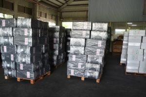 ▲財政部關務署高雄關緝獲轉口貨櫃匿藏50萬包菸品,市價逾3千萬元。(圖/記者黃守作攝,2023.05.25) ▲財政部關務署高雄關緝獲轉口貨櫃匿藏50萬包菸品,市價逾3千萬元。(圖/記者黃守作攝,2023.05.25)