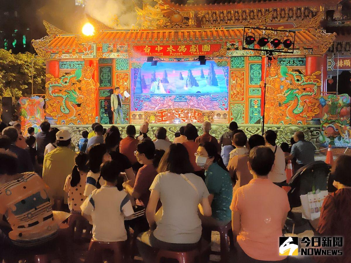 ▲台中傳藝巡演今晚在烏日玉闕朝仁宮登場，台中木偶劇團的金光布袋戲讓滿場觀眾看得目不暇給。（圖／記者柳榮俊攝，2023.5.25)