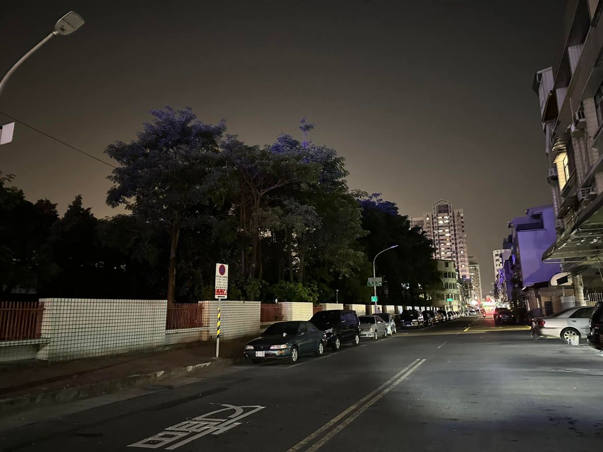 ▲鳳山正義里25日晚間有20盞路燈突然不亮。（圖／翻攝自高雄市議員李雅靜臉書）