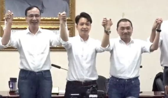 ▲羅廷瑋昨天獲國民黨中常會徵召提名,拉著朱立倫、侯友宜的手高喊凍蒜。(圖/翻攝國民黨臉書,2023.05.25)