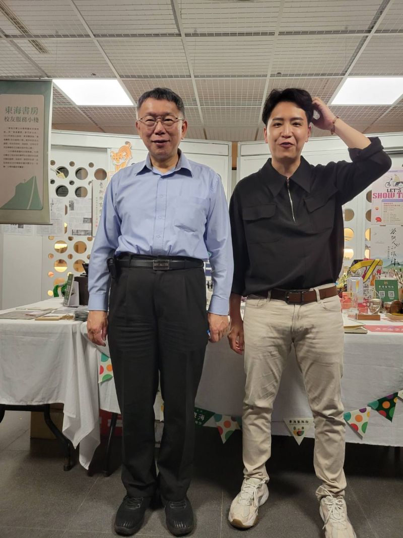 ▲羅廷瑋和柯文哲相談甚歡,還開心合照。(圖/讀者提供,2023.05.25)