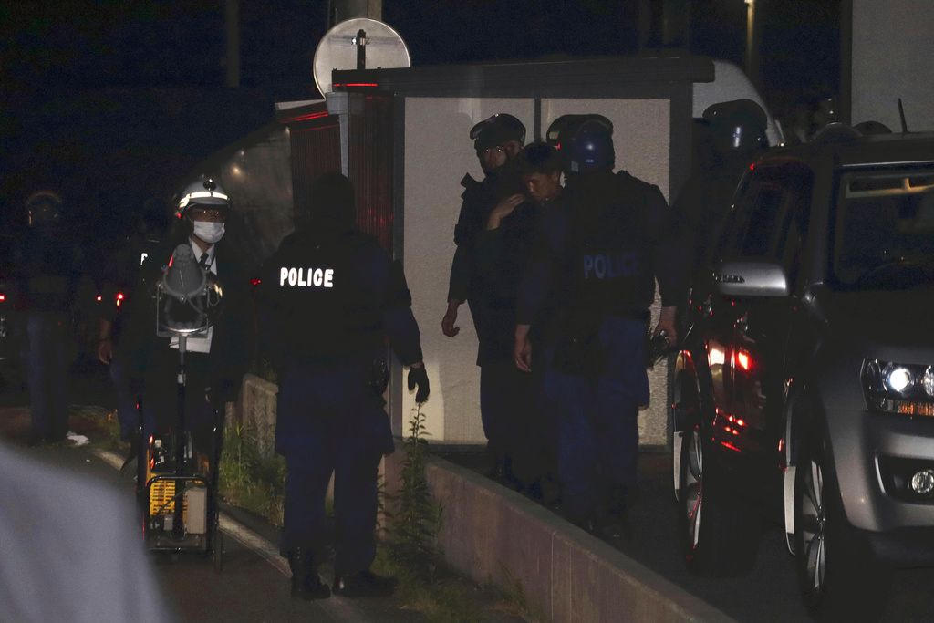 ▲日本長野縣中野市，一位男子今日下午持刀與霰彈槍攻擊民眾，造成2位警察及一位女子死亡。男子隨後躲藏在附近民宅，與警方僵持直到深夜，仍未被逮捕。（圖／美聯社／達志影像）