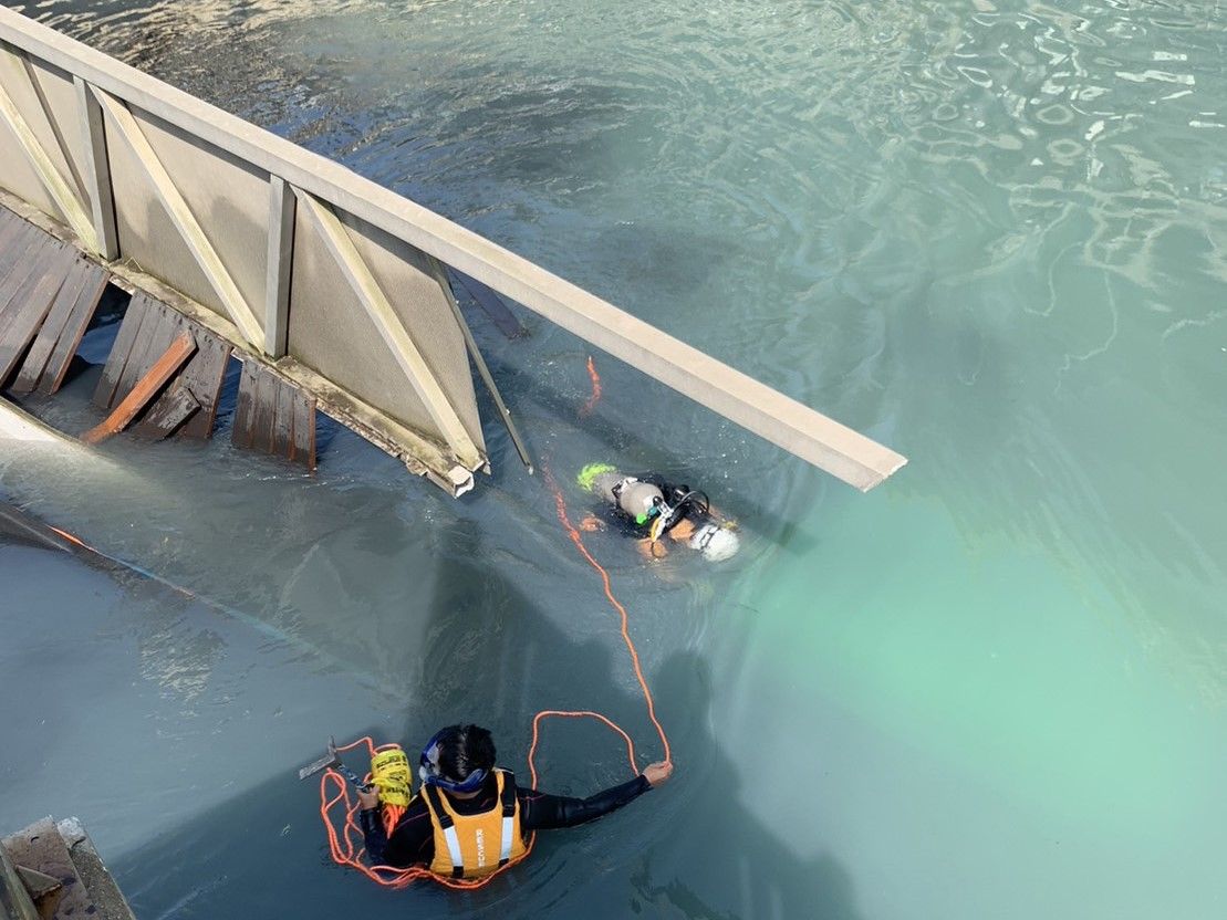 ▲警消趕抵後，立刻下水搜救受困男子。（圖／翻攝畫面）