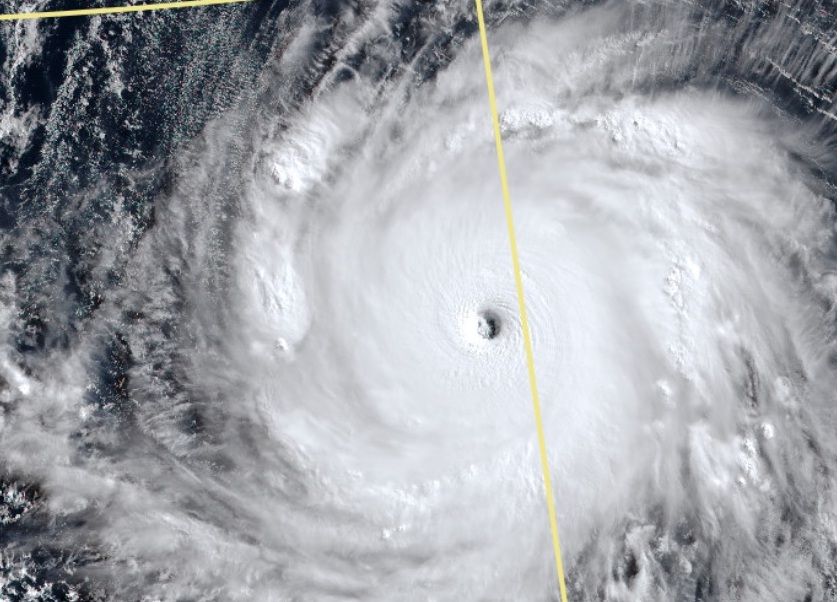 ▲強颱瑪娃持續往西靠近台灣，氣象局長鄭明典指出，瑪娃颱風強度還會有振盪變化，並出現「眼牆置換」的現象。（圖／鄭明典臉書）