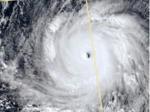 ▲瑪娃開始進入颱風發展強度的高峰期，颱風眼清晰，眼牆結構紮實。（圖／截取自鄭明典臉書）