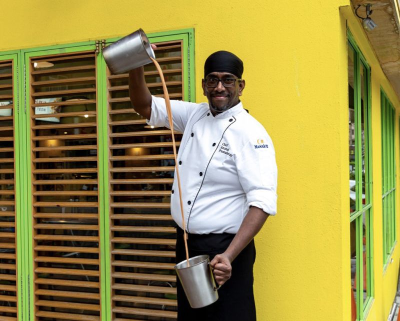 ▲星馬料理餐廳「Mamak檔」主廚Anand呈獻精湛拉茶手藝。（圖／馬來西亞觀光局在台辦事處）