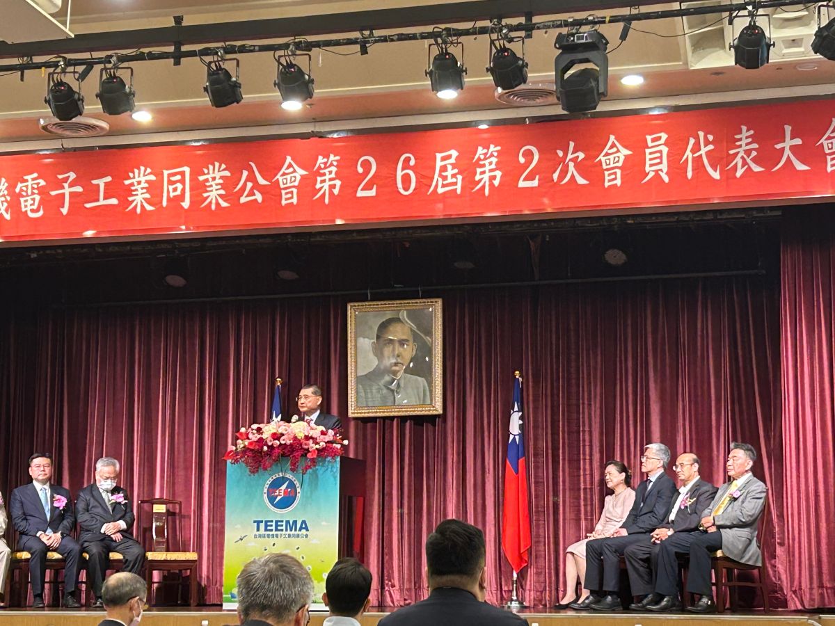 ▲台灣出口「連8黑」，各界關注台灣經濟何時好轉，台灣區電機電子公會理事長李詩欽今（25）日表示，第三季是觸底反彈的關鍵點。（圖／記者鄭妤安攝）