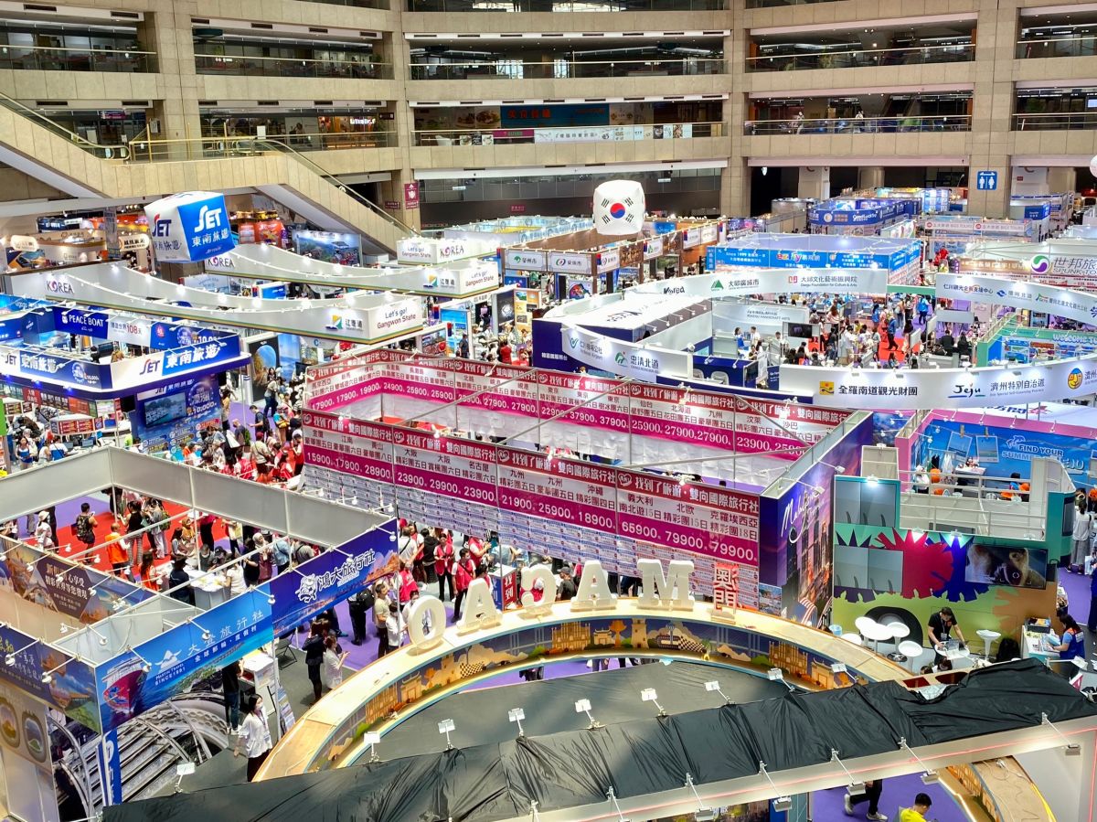 ▲2023首場大型旅展「台北國際觀光博覽會」今（26）日開幕，將為期4天於台北世貿一館開展，一早首日人潮未見高峰。（圖／記者葉盛耀攝）