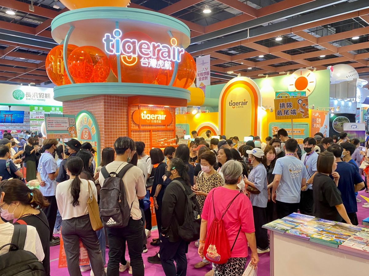 ▲台灣虎航日前於「台北國際觀光博覽會」（TTE）推出追蹤台灣虎航官方IG帳號等多個步驟，就可參加遊戲抽虎航機票，引起民眾排隊，此次高雄旅展同樣將推出。（圖／記者葉盛耀攝）