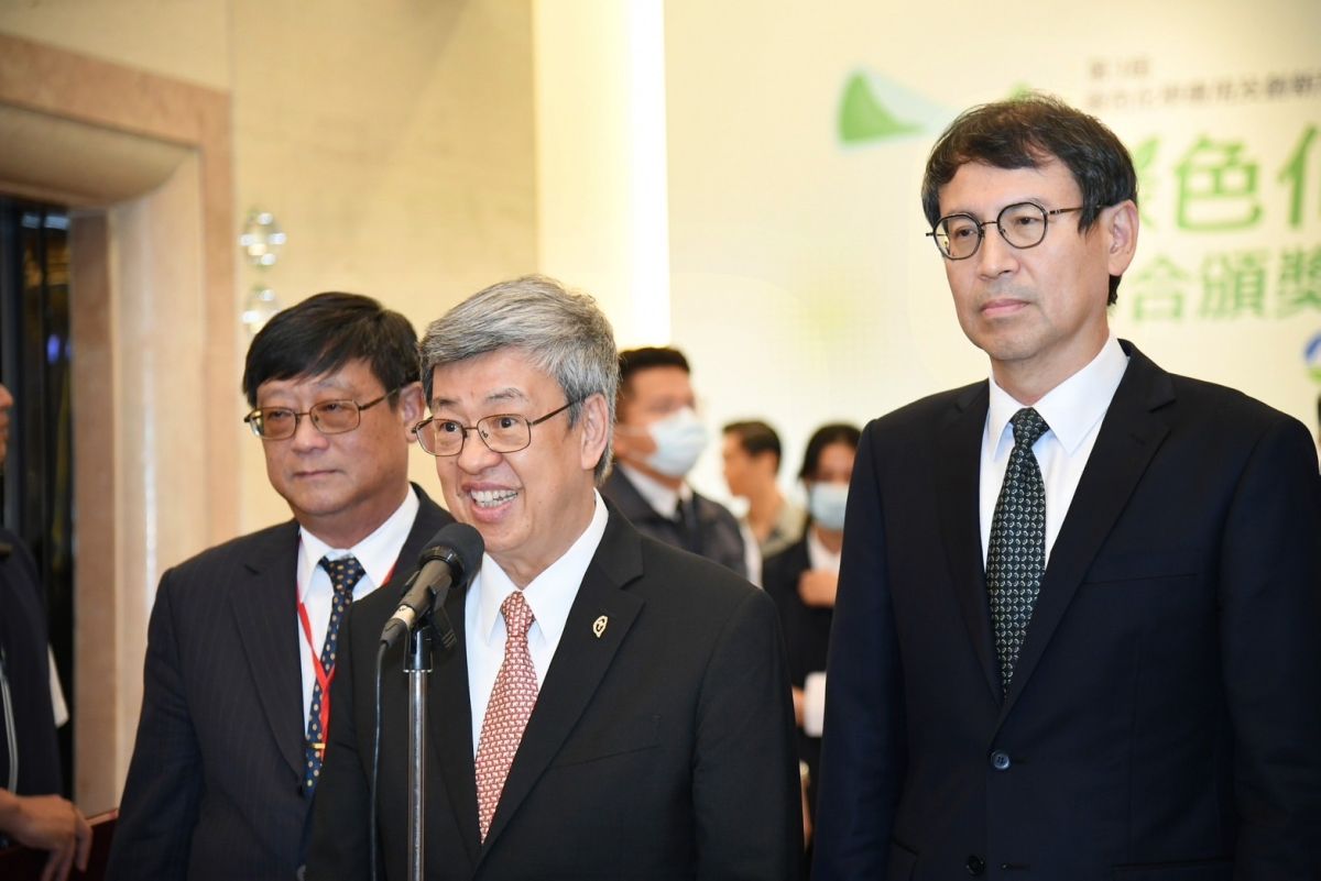 ▲行政院長陳建仁今天將赴立法院提出性騷擾防治相關事宜專案報告。根據書面資料，性平三法修正重點包含增訂權勢性騷擾類型，雇主若為性騷擾行為人納入裁處；雇主接獲申訴及調查均須通報，避免包庇吃案。（圖／行政院提供）