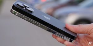 ▲iPhone 15 Pro(下)系列預計將採用鈦合金的邊框,質感更好。(圖/YT@AppleTrack ) ▲iPhone 15 Pro(下)系列預計將採用鈦合金的邊框,質感更好。(圖/YT@AppleTrack )