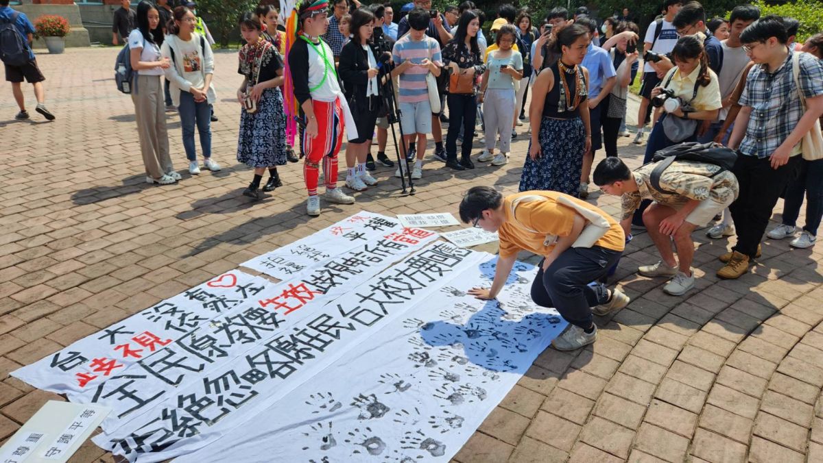 ▲台大原住民學生反歧視行動小組今（26）日集結學生，要求校方提出改善原住民族歧視的具體辦法。（圖／記者李琦瑋攝，2023.05.26）