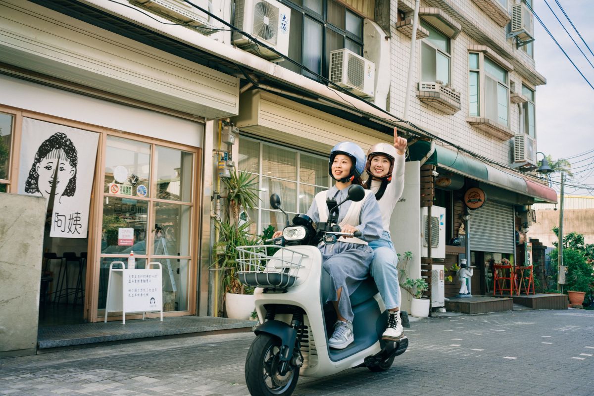 ▲Gogoro 推出「巷口指南」，收錄全台 300 家巷弄必訪小吃，更為車主送上獨家用餐優惠，完成指定任務還可免費拿到Gogoro餐具組。(圖／官方提供)