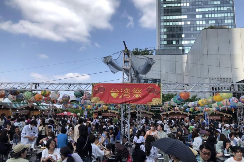 ▲台人到日本參加「台灣祭」，發現現場萬頭攢動。（圖／臉書社團《爆廢公社二館》）