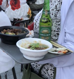 這名日人拿了瓶台灣精典「台灣啤酒」。(圖/臉書社團《爆廢公社二館》) ▲這名日人拿了瓶台灣精典「台灣啤酒」。(圖/臉書社團《爆廢公社二館》)