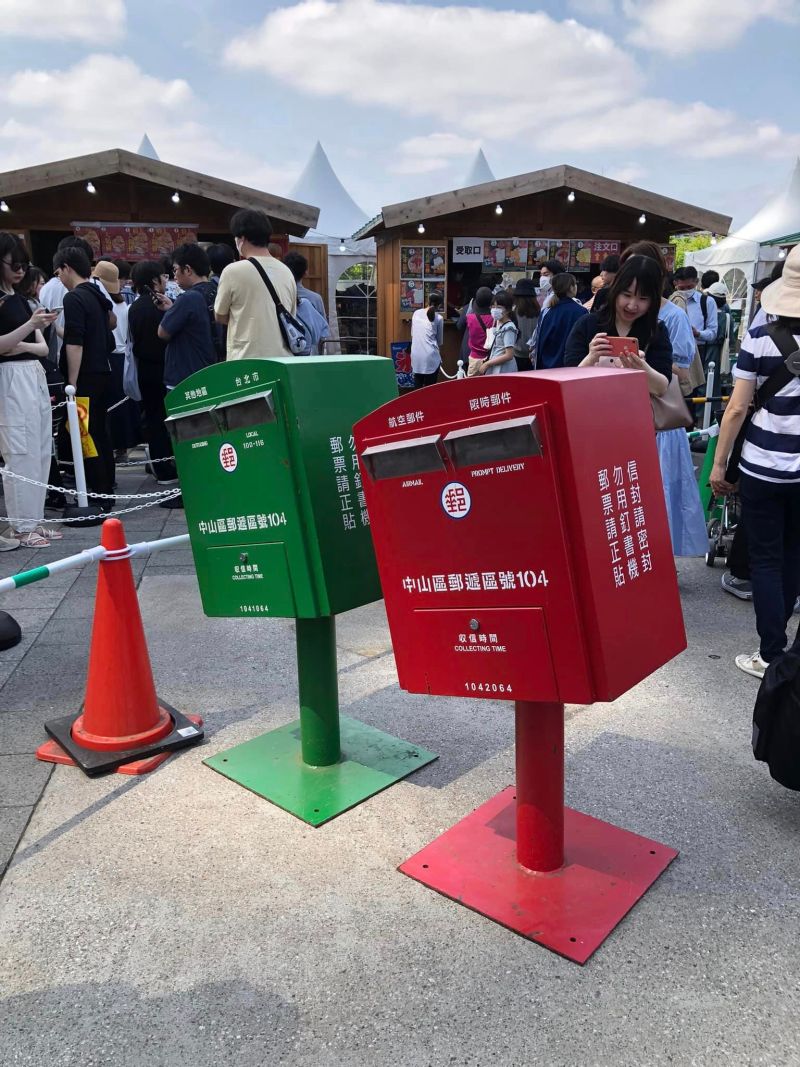 ▲日本「台灣祭」出現台北市知名地標「歪腰郵筒」。（圖／臉書社團《爆廢公社二館》）
