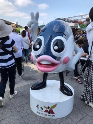 日本「台灣祭」出現台南觀光大使「魚頭君」。(圖/臉書社團《爆廢公社二館》) ▲日本「台灣祭」出現台南觀光大使「魚頭君」。(圖/臉書社團《爆廢公社二館》)