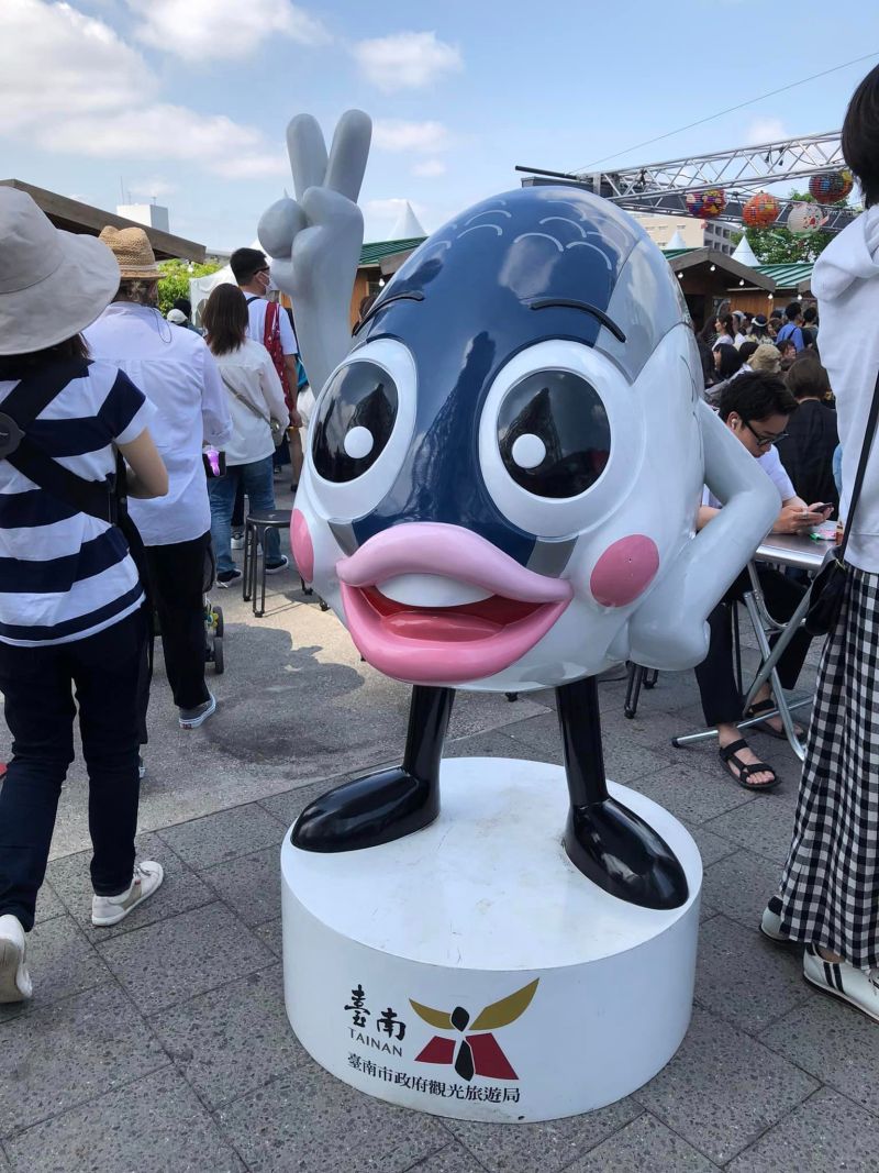 ▲日本「台灣祭」出現台南觀光大使「魚頭君」。（圖／臉書社團《爆廢公社二館》）